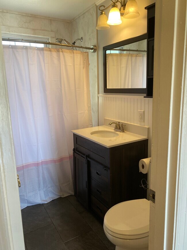 Building Photo - 704 Country Club Rd