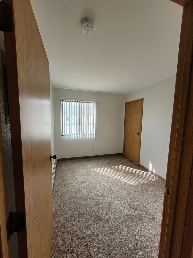 Building Photo - 3550 W Dimond Blvd