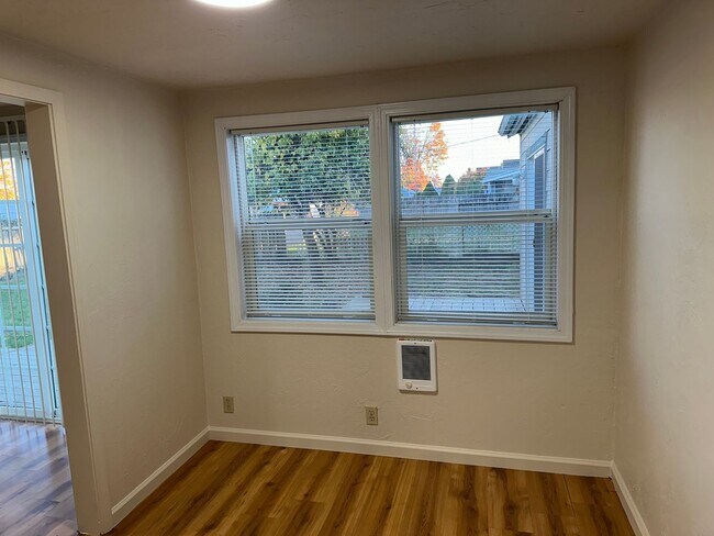 Building Photo - Updated 2 bedroom, 1 bath house in Springfield!