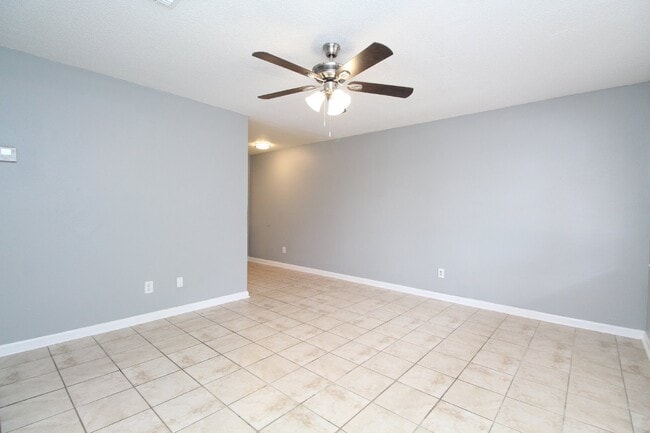 Building Photo - 1/2 Off First Month's Rent – 2BR Duplex in...