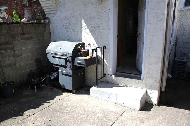 Building Photo - Gorgeous 2-Bedroom Townhome in the Heart o...