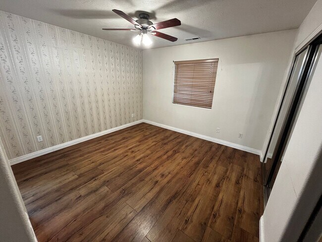 Building Photo - Cozy Private Pet Friendly Home!!