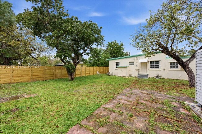 Building Photo - 1620 NE 160th St