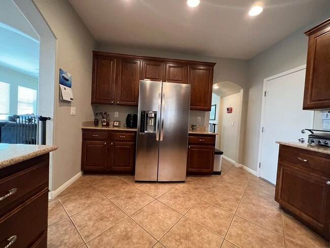 Building Photo - ABSOLUTELY AMAZING! Large 4 bedroom 2 stor...