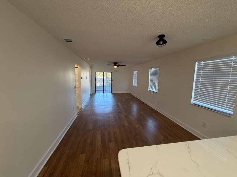 Building Photo - 1042 Willowood Ln