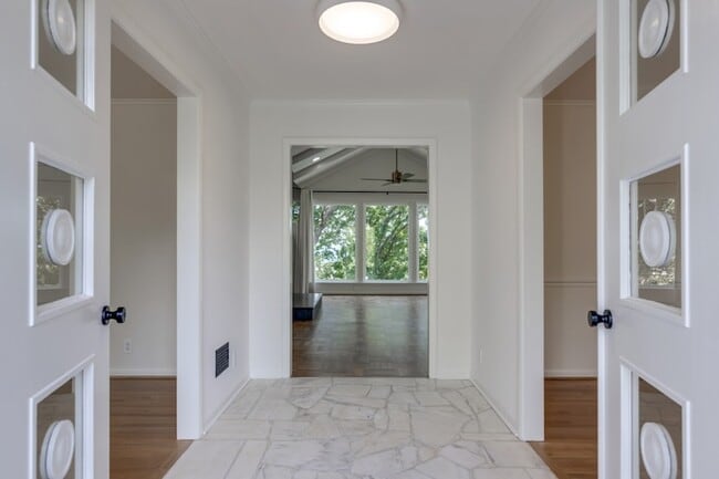 Building Photo - 1243 Saxon Dr