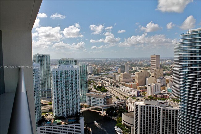 Building Photo - 475 Brickell Ave
