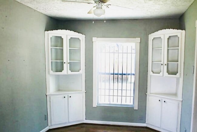 Building Photo - 1429 N Durham Dr