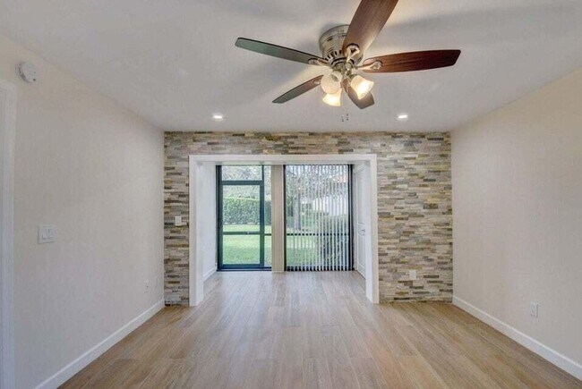 Building Photo - 400 Club Cir