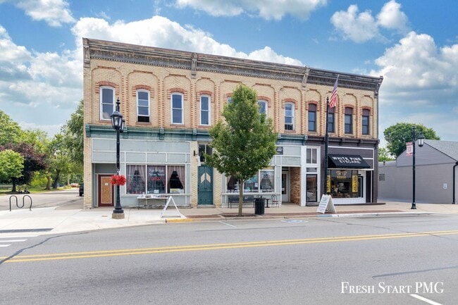 Building Photo - Convenient & Comfortable Living in Downtow...