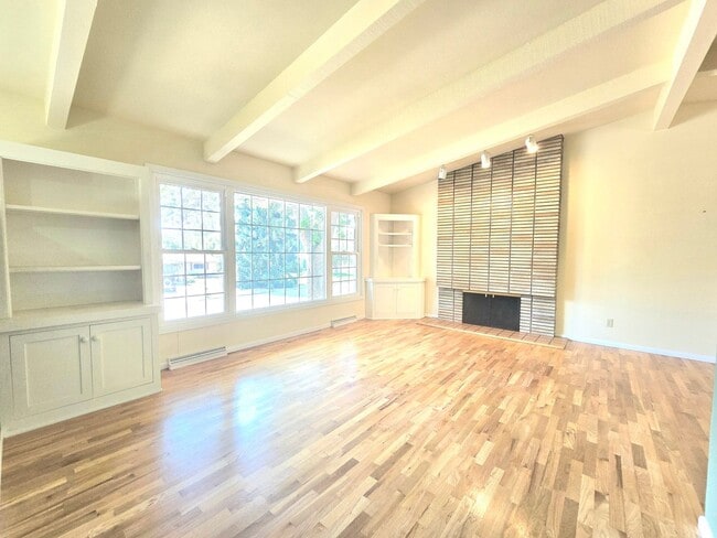 Building Photo - Charming 4-Bedroom Split-Level Home with S...