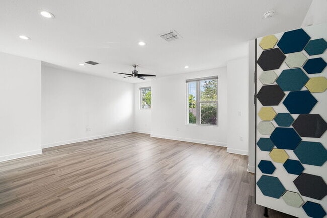 Building Photo - BEAUTIFUL Town Home For Rent in Downtown S...