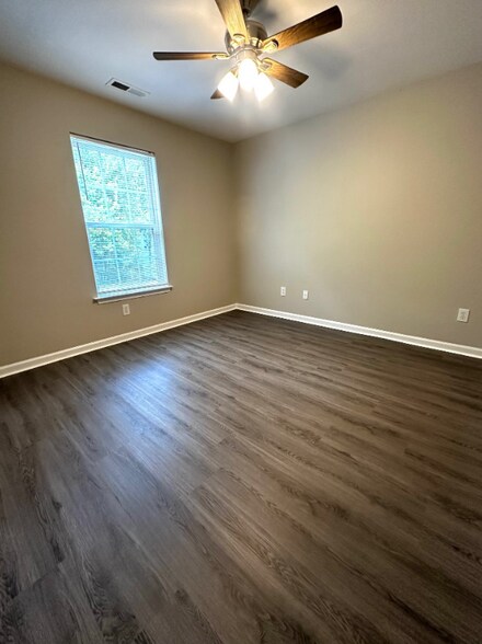 Building Photo - 896 Silvercrest Dr