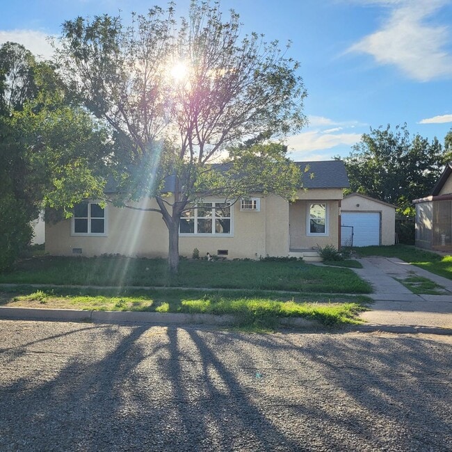 Primary Photo - 105 N Houston Ave