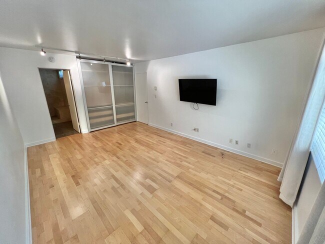 Building Photo - Modern 2 bedroom Gem Near Bixby Park | Private Balcony & Secured Parking