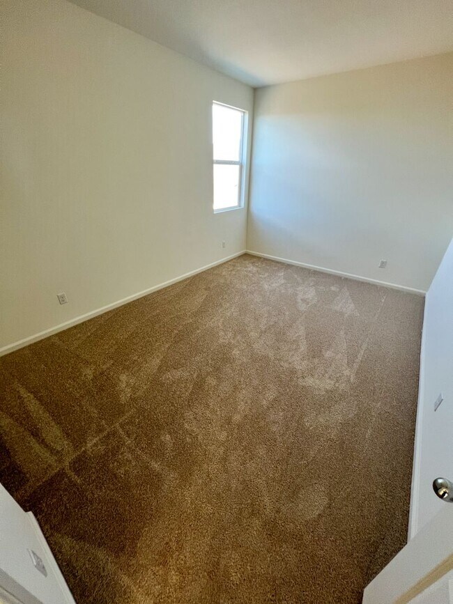 Building Photo - 5 Bedroom home with FULL MOTHER IN LAW SUI...