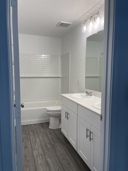 Building Photo - 825 Breakwater Dr