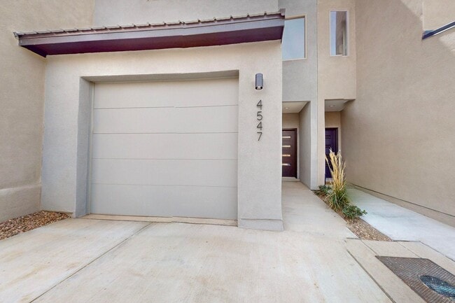 Building Photo - New Townhouse NE Heights 2/bedroom 1.5/bath 1/CG