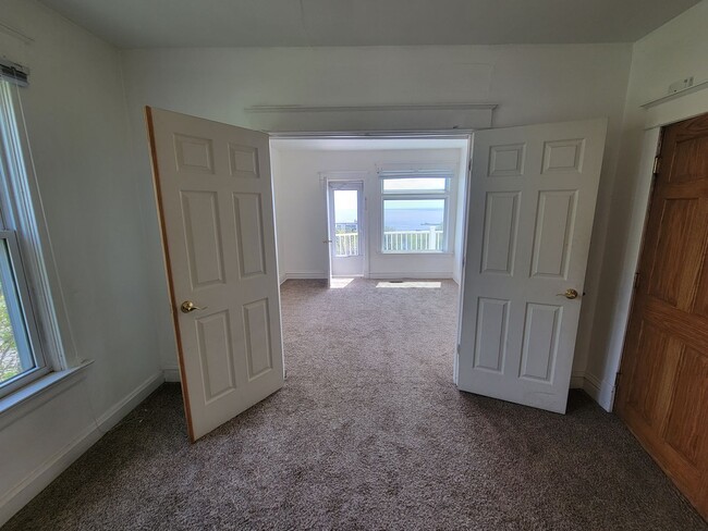 Building Photo - AVAILABLE JULY - 3 BED 1 BATH