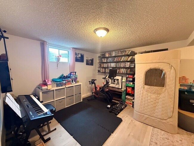 Building Photo - Comfortable Living in the Heart of Broomfield