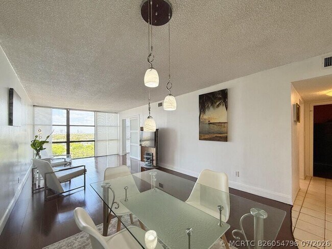 Building Photo - 800 Parkview Dr