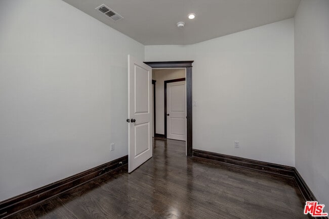 Building Photo - 140 Roselawn Pl