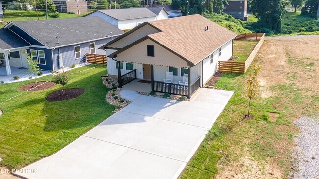 Building Photo - 205 Kingwood Rd