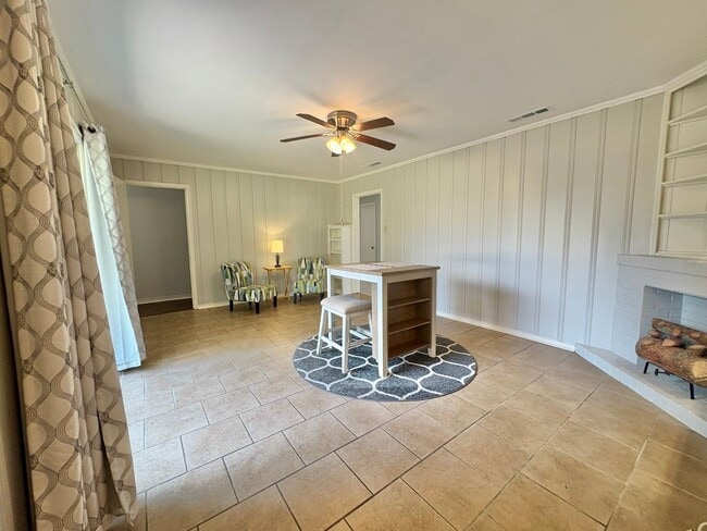 Building Photo - Spacious 3-Bed, 2-Bath Home with Large Sho...