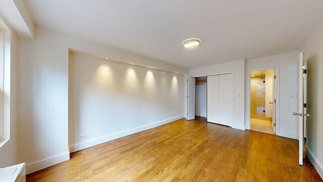 Building Photo - 220 E 63rd St