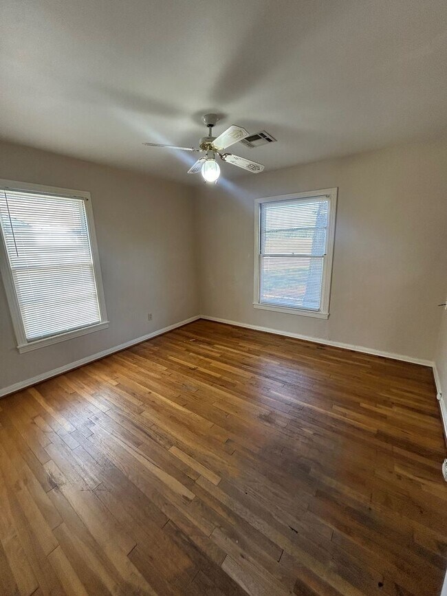 Building Photo - Perfect Size South Waco Home