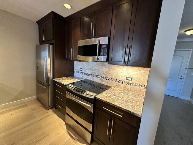 Building Photo - Immediate Availability! 2 bed/2 bath condo...