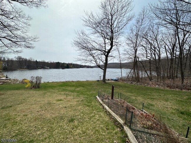 Building Photo - 1 Lakeshore Dr W