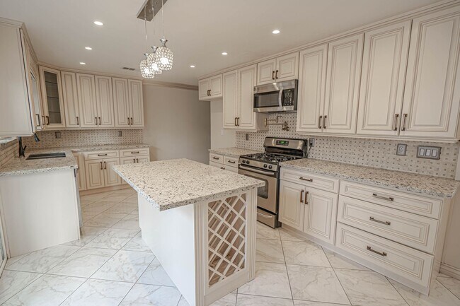 Building Photo - Amazing 6 Bedroom Home for Rent in Canyon Country!