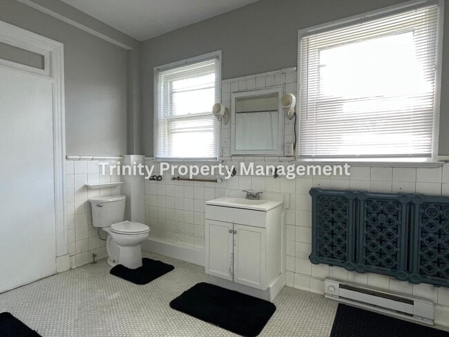 Building Photo - 628 Mulberry Ave