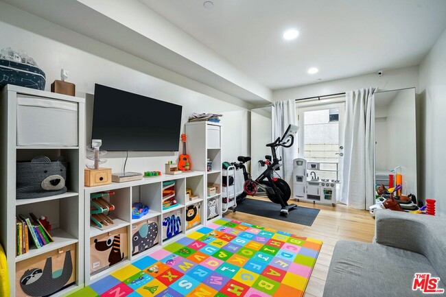 Building Photo - 123 S Clark Dr