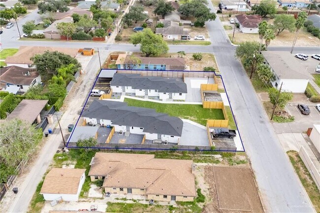 Building Photo - 802 Redwood Ave