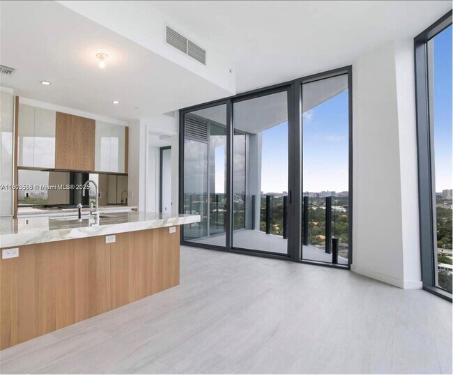 Building Photo - 2831 S Bayshore Dr