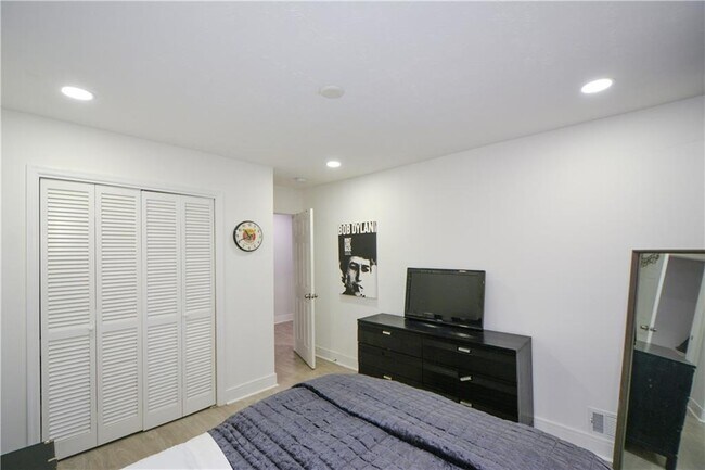 Building Photo - 643 Navarre Dr