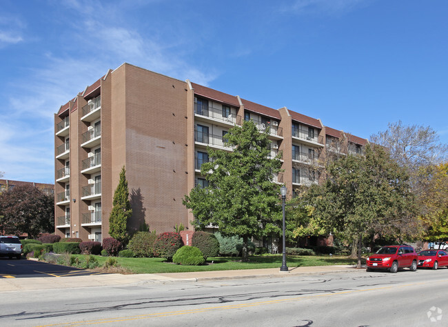 Primary Photo - Oak Tree Towers