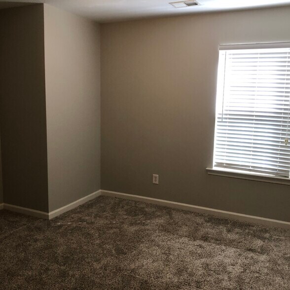 Building Photo - 324 E River Bend Dr