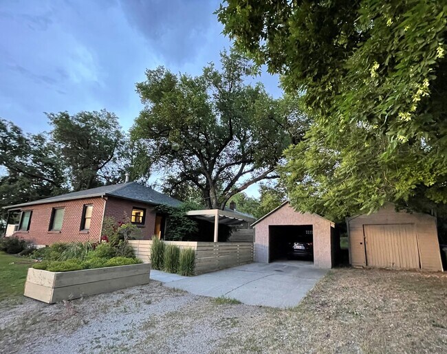 Building Photo - 1206 E Emerson Ave