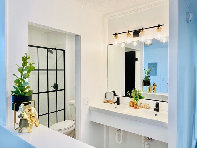 bathroom - 2864 Waialae Ave