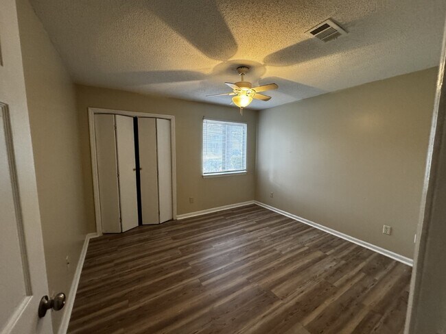 Building Photo - 910 Brett Dr