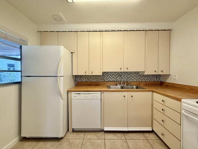 Building Photo - 1502 W Country Club Dr