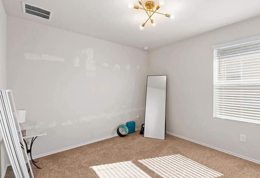Building Photo - 124 Brody Ln