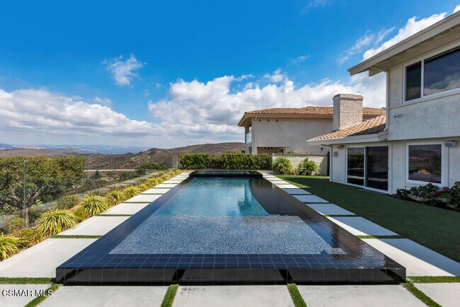 Building Photo - 4066 Calle Del Sol