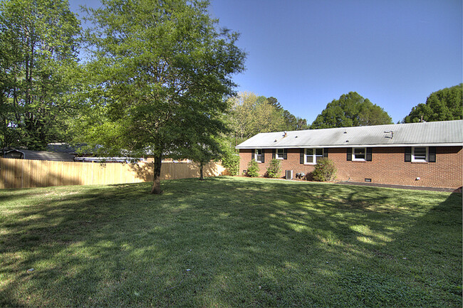 Building Photo - Stunning Ranch Minutes From Uptown.