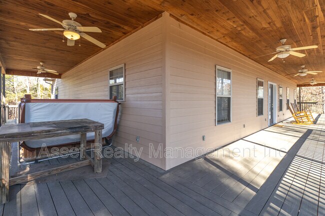 Building Photo - 306 White Cap Ln