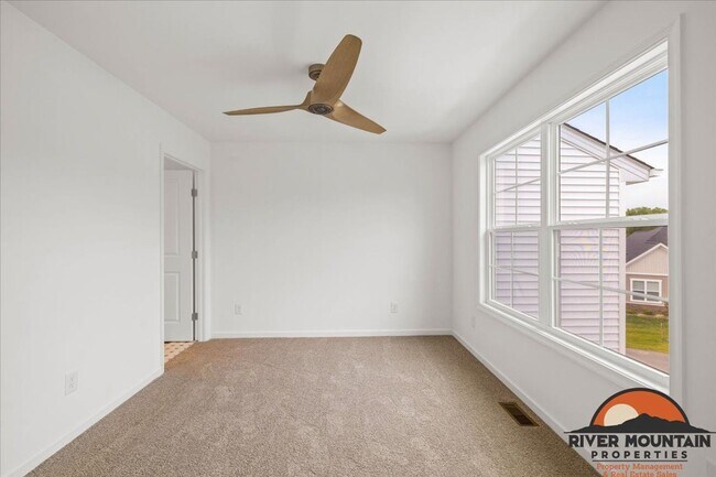 Building Photo - Well-Located Townhome with Private Off-Street Parking