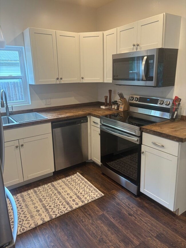 Building Photo - Partially Furnished Rental Walking Distance to Downtown Black Mountain!